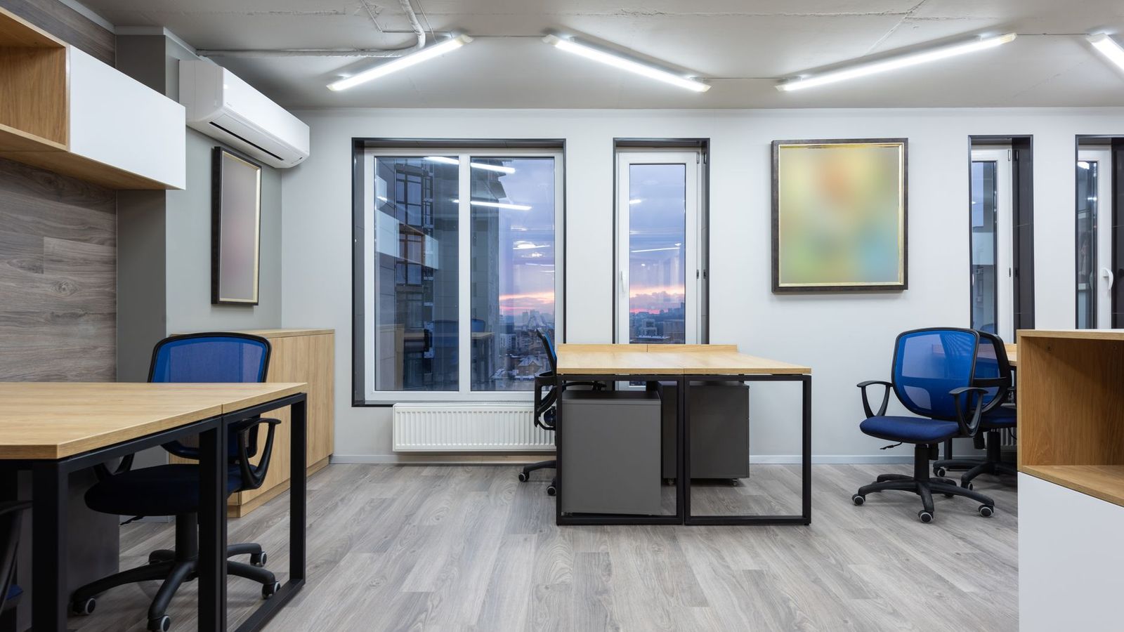 Un bureau vide, postes de travail inoccupés en fin de journée