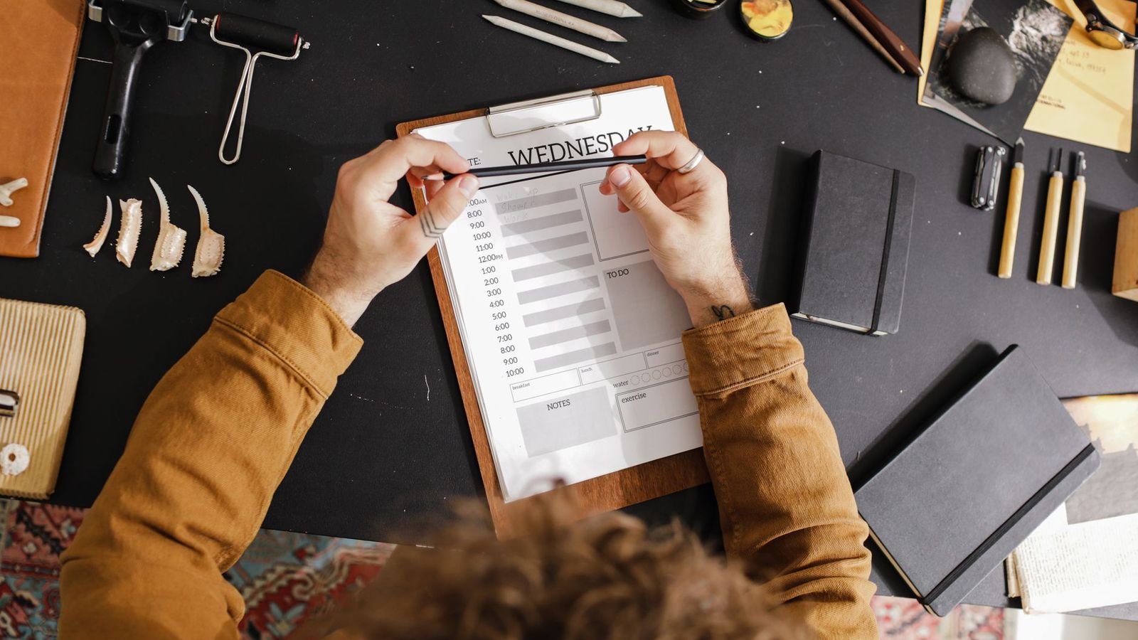 Un agenda ouvert sur une semaine, stylo posé