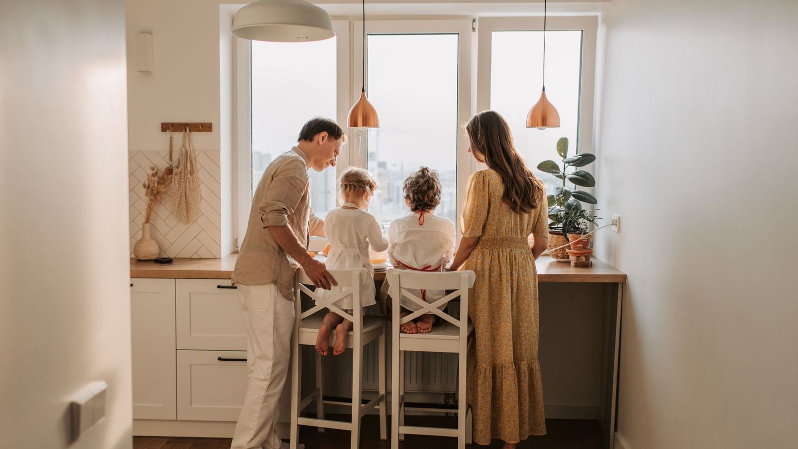 Une famille réunie autour de la table de la cuisine