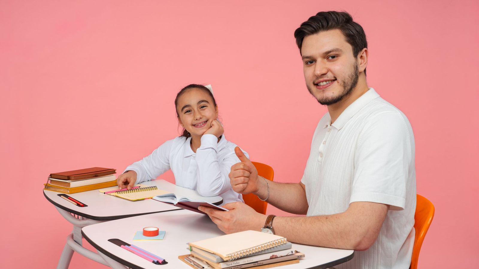 Un adulte en formation, carnet ouvert devant lui