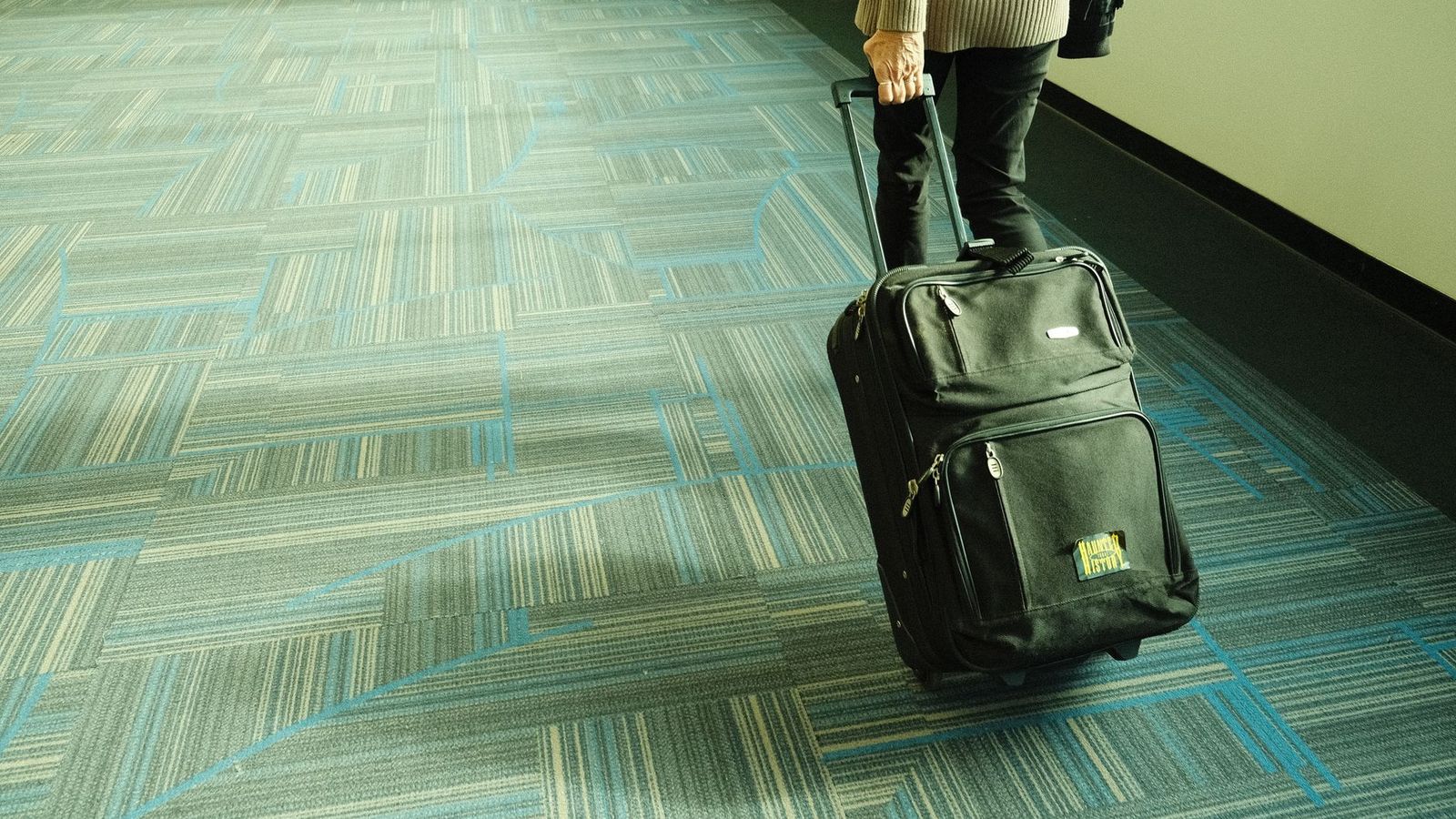 Une valise dans un hall de départ