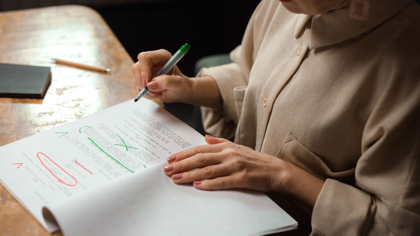 Un texte relu et annoté au stylo