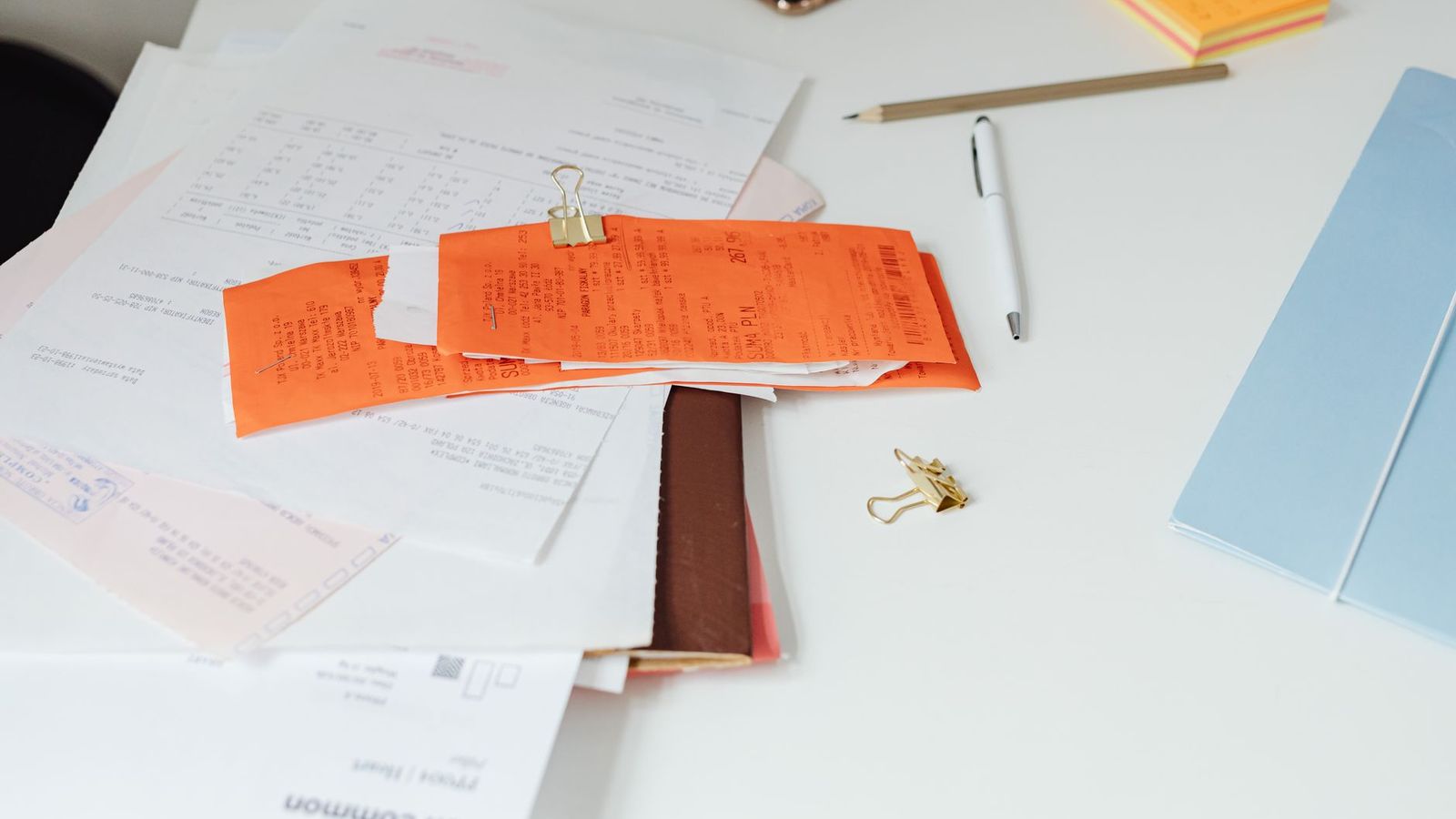 Une pile de papiers administratifs
