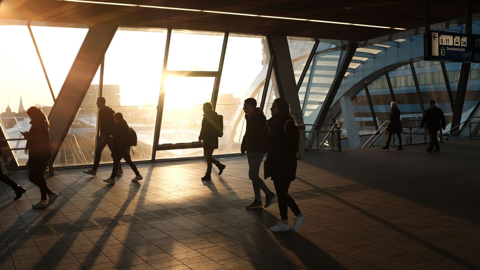 Des passagers dans une gare aux heures de bureau