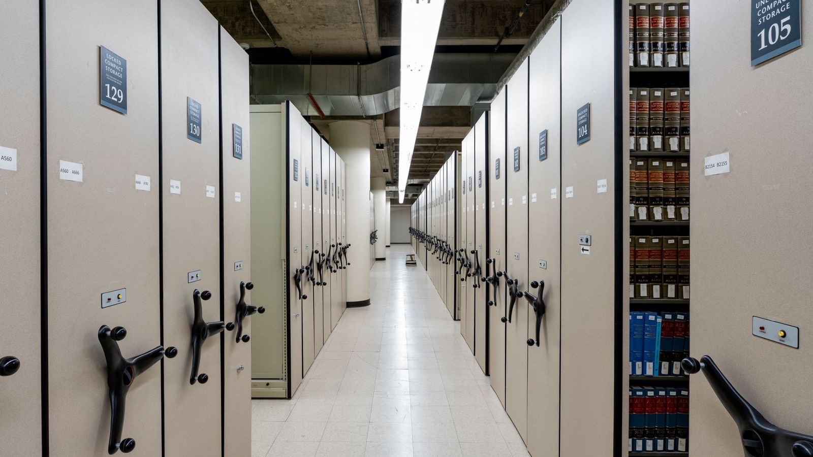 Des rayonnages d'archives et de documents