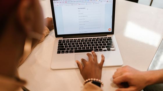 Une demande remplie en ligne sur un ordinateur portable