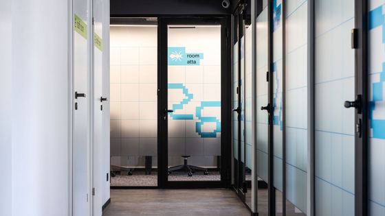 Une salle de réunion vitrée dans un immeuble de bureaux