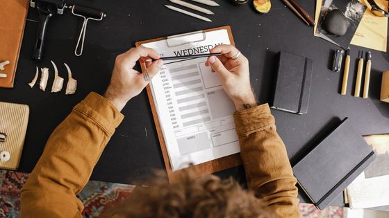 Un agenda ouvert sur une semaine, stylo posé