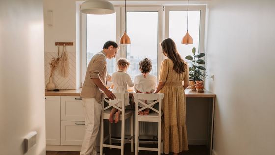 Une famille réunie autour de la table de la cuisine