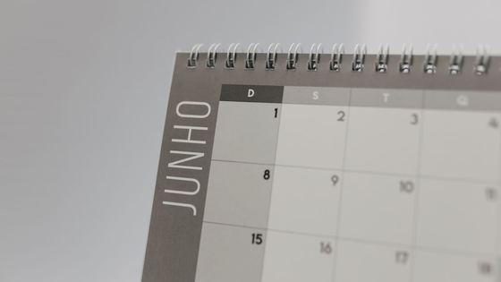 Un calendrier de bureau ouvert sur un mois