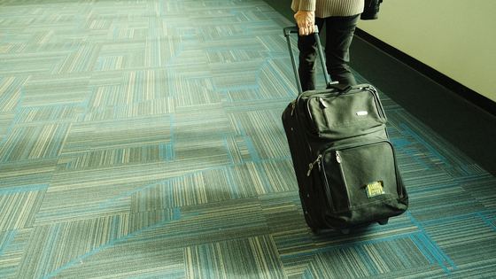 Une valise dans un hall de départ