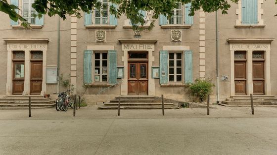 La façade d'un bâtiment administratif