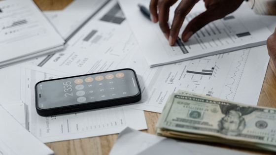 Une calculatrice posée sur des relevés de compte