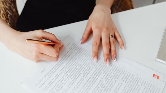 Une signature de document sur un bureau