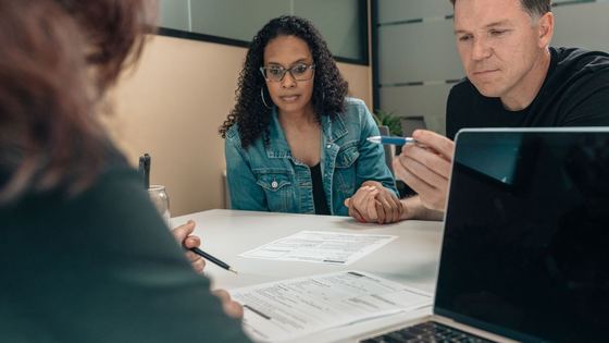 Un professionnel indépendant à son bureau